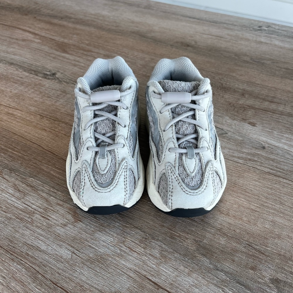 YEZZY BOOST 700 V2